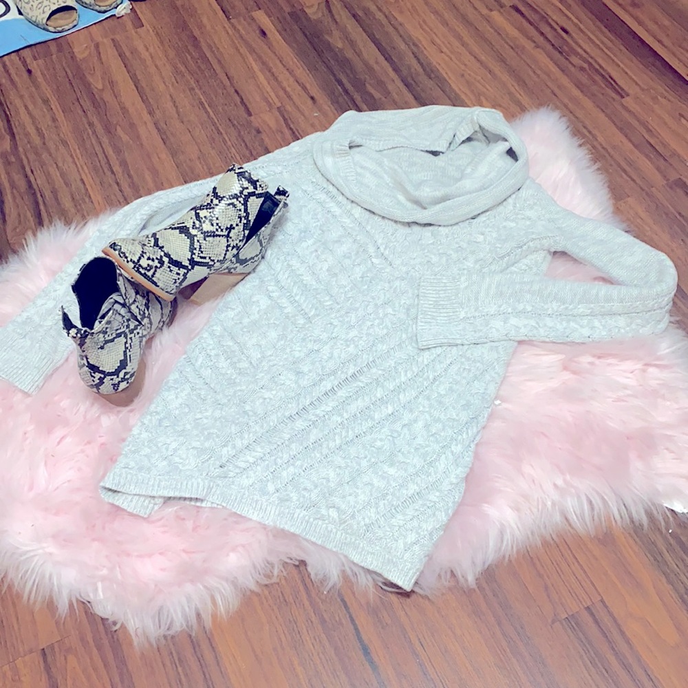 Fitted , but has some stretch . Perfect fall 🍃 🍁 or holiday 🎅 sweater